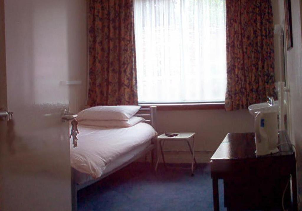 Tekels Park Guest House Camberley Room photo